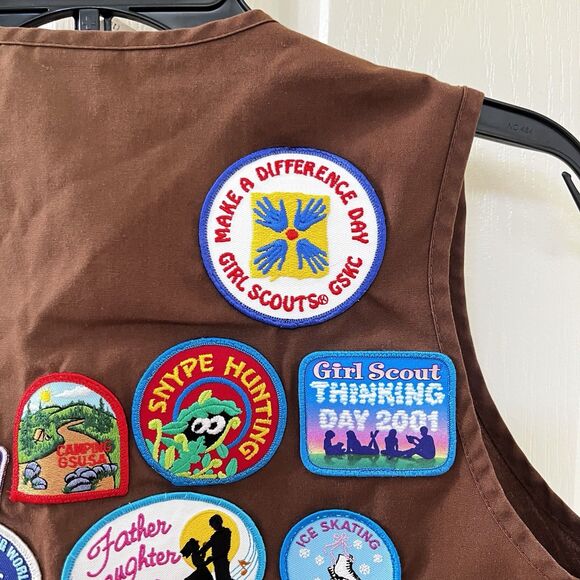 VTG Girl Scouts of America Brown Brownie Vest Pins Badges USA Size Medium 10-12 - Picture 13 of 14
